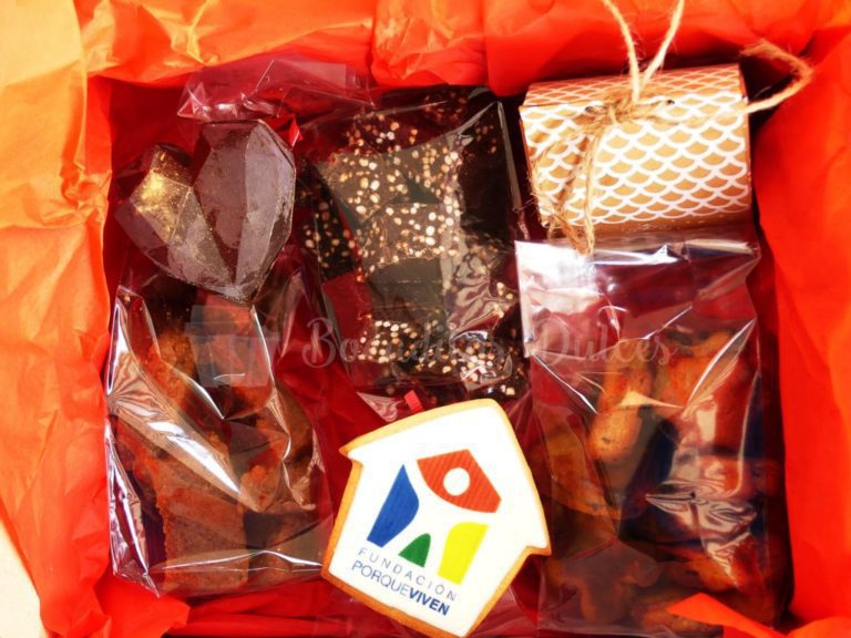 Caja de regalo con dulces artesanos, galleta en forma de casa con logo y papel naranja, en Madrid