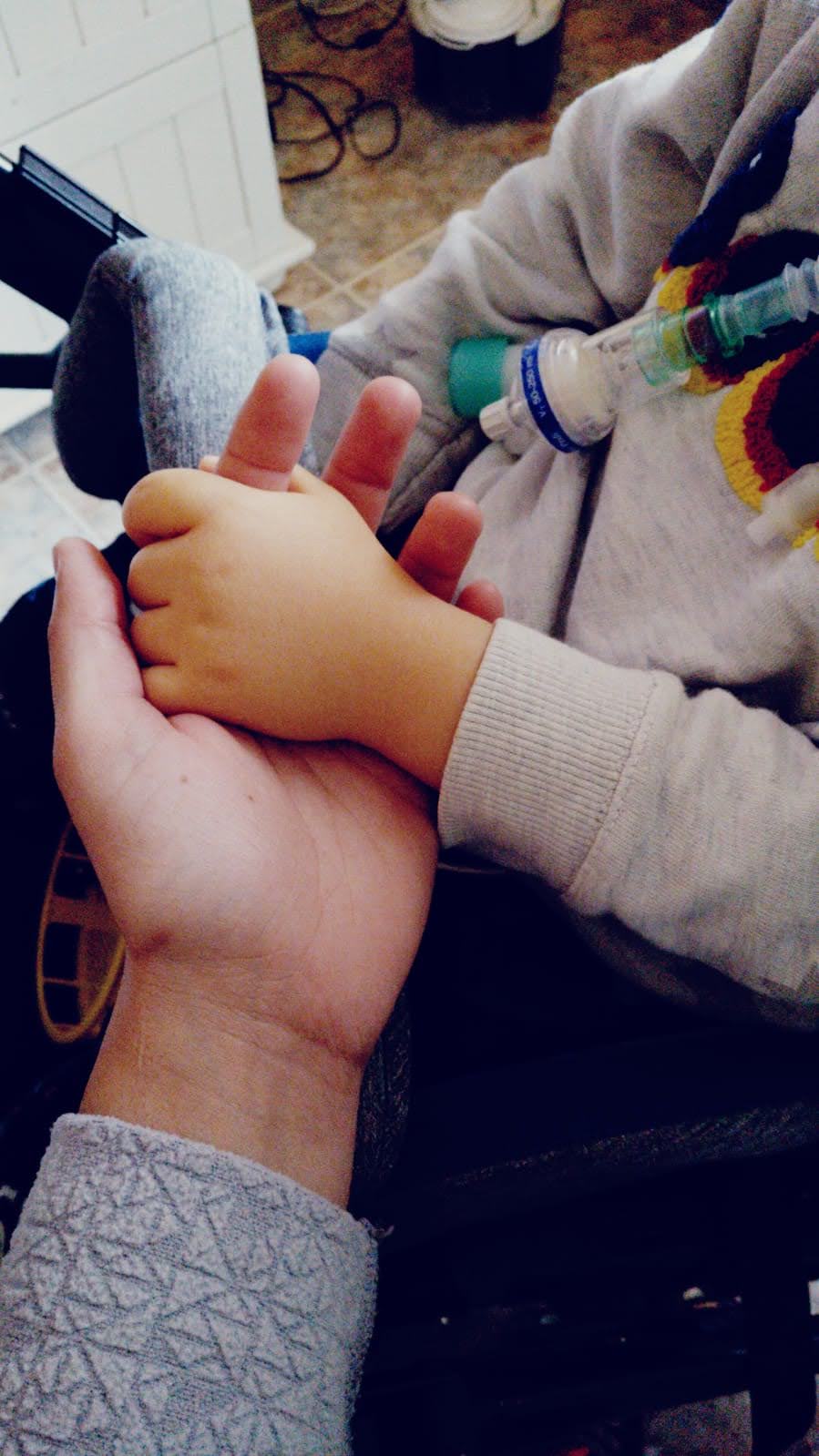 Niño dando mano a adulto