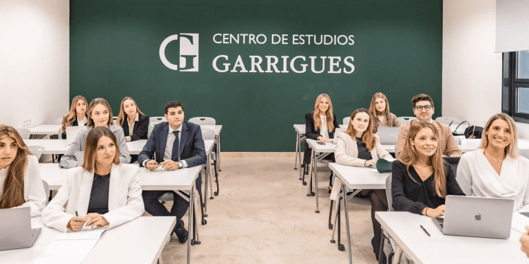 Estudiantes Fundación porqueViven asisten a una clase en Madrid, atentos y con portátiles, formándose en cuidados paliativos pediátricos