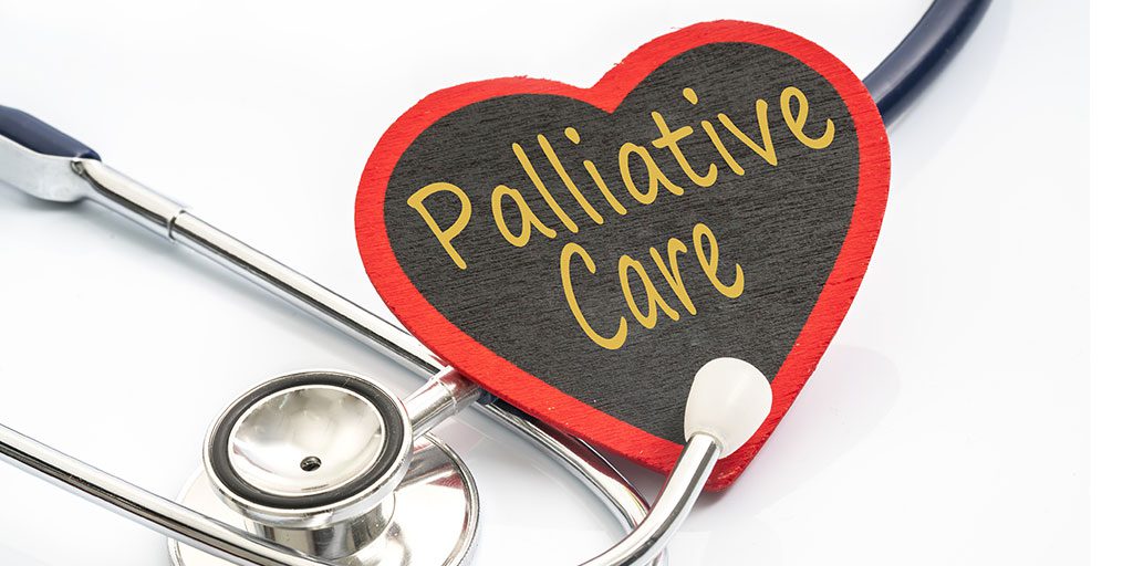 Un estetoscopio junto a un cartel en forma de corazón con el borde rojo y "Palliative Care" destaca la labor Fundación porqueViven