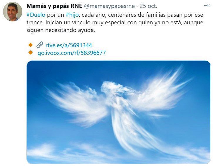 Un tuit en español sobre el duelo infantil, con enlaces y una foto de nubes que evocan un ángel, menciona