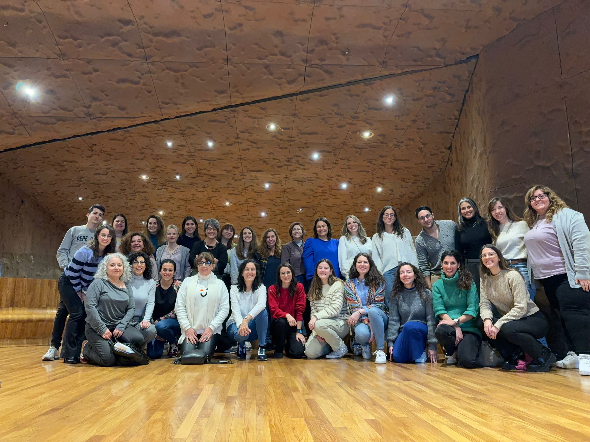 Equipo multidisciplinar Fundación porqueViven para sonríe unido en una moderna sala