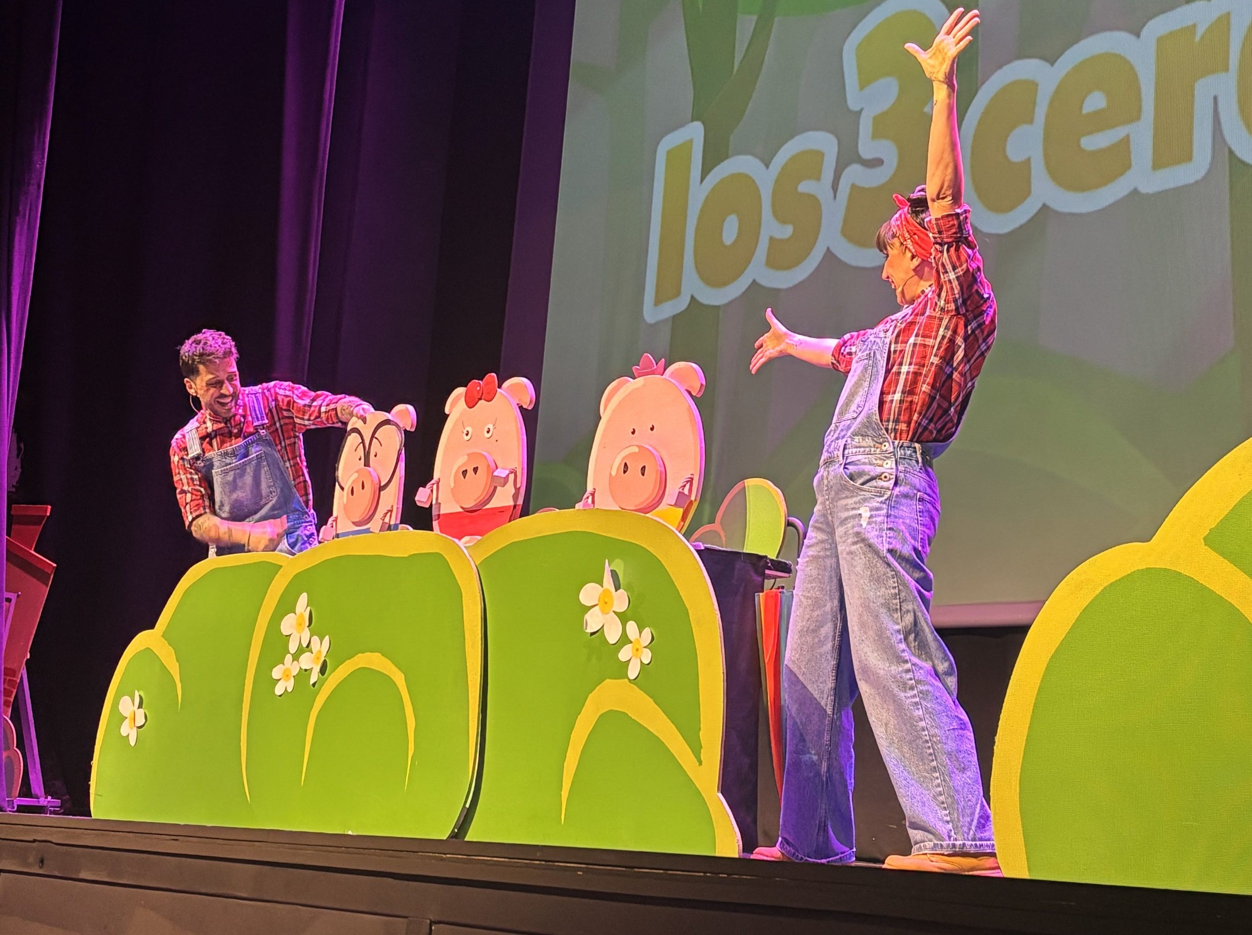 Escena del musical Los Tres Cerditos durante una actividad de ocio para familias con niños en cuidados paliativos organizada por Fundación porqueViven