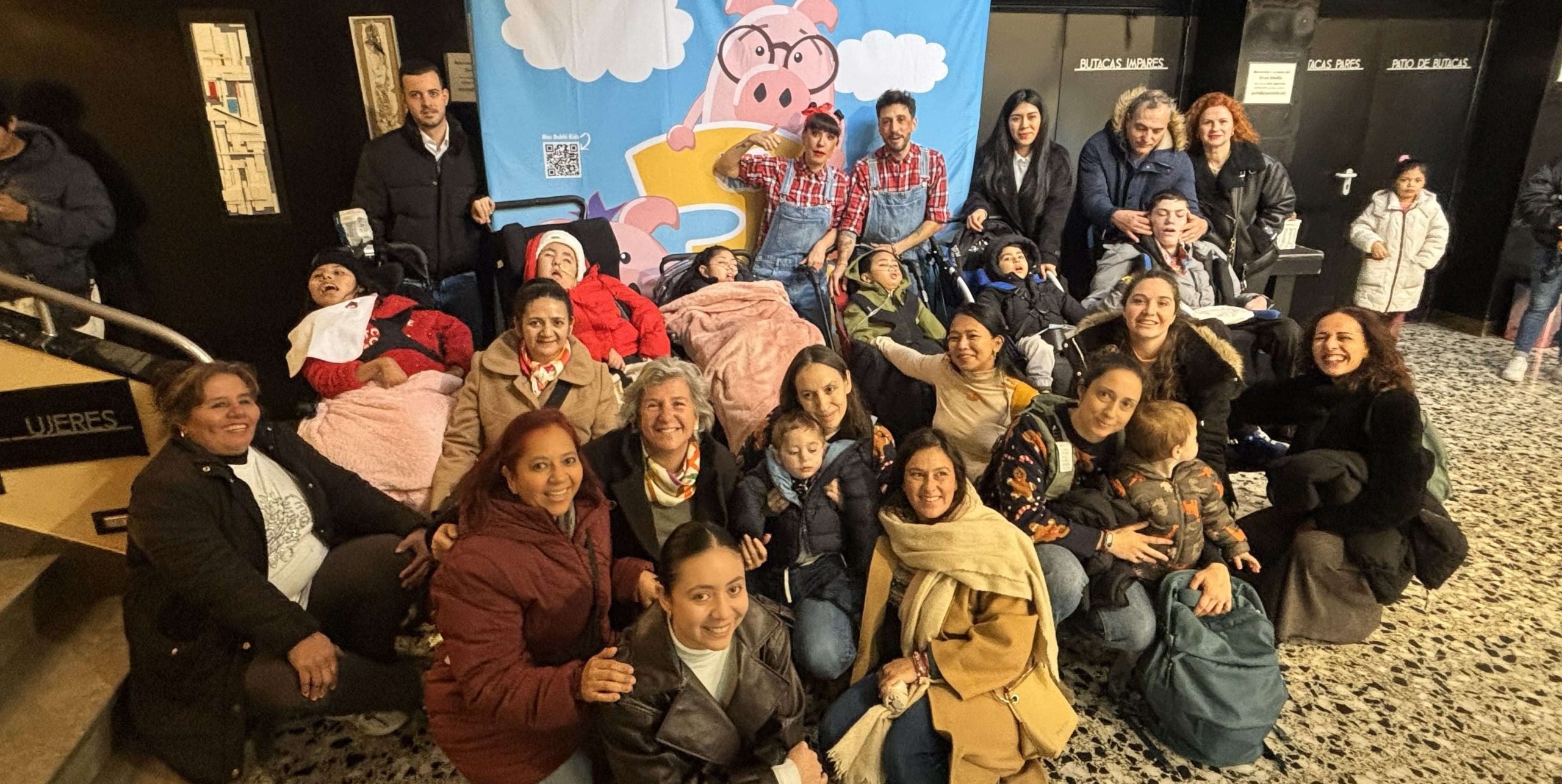 Familias de la Fundación porqueViven participan en una actividad de ocio en el Teatro Fígaro de Madrid dentro del programa Cada Momento Cuenta