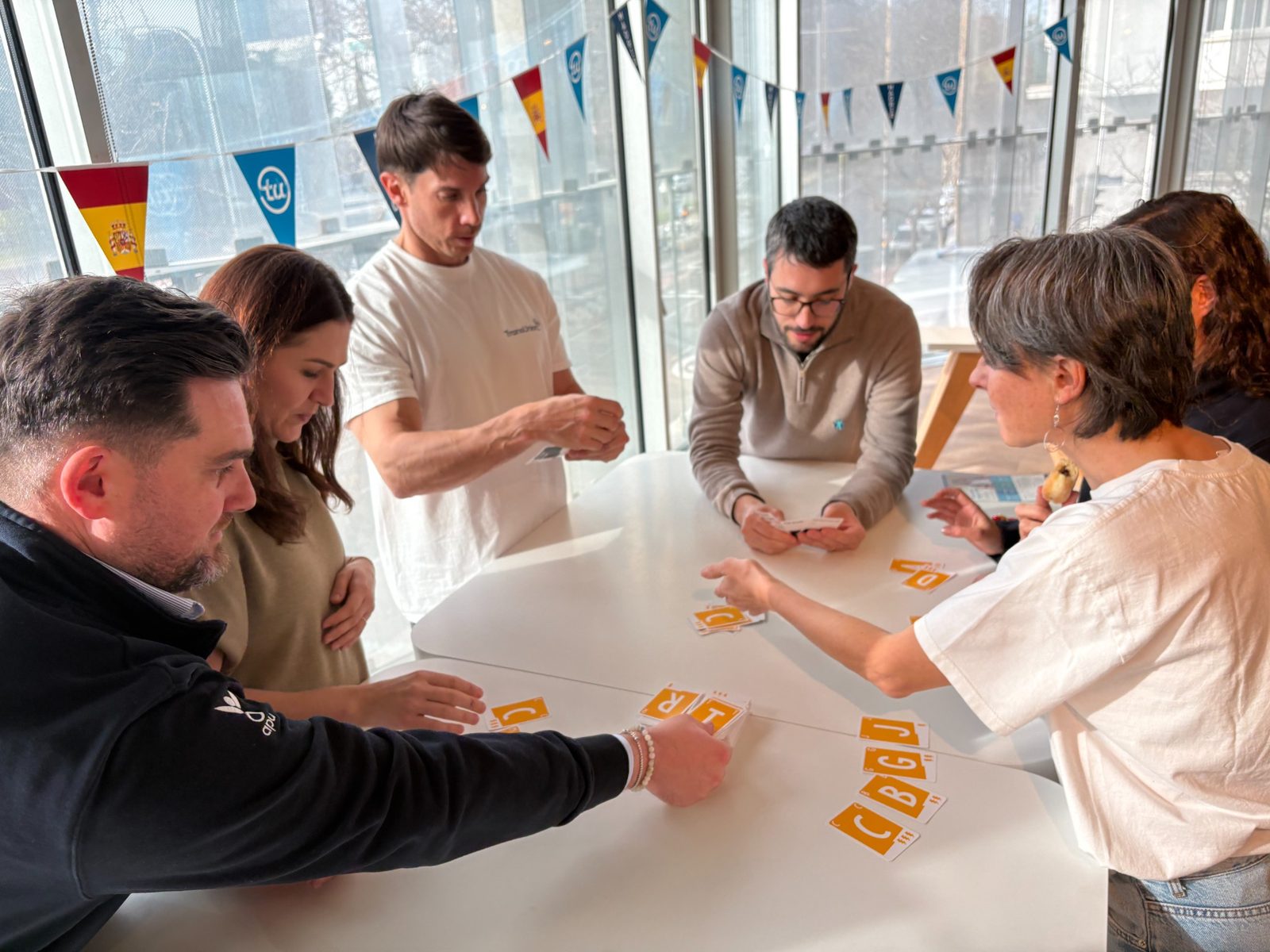 Empleados de TransUnion participando en una jornada de juegos de mesa en equipo durante su colaboración solidaria con la Fundación porqueViven