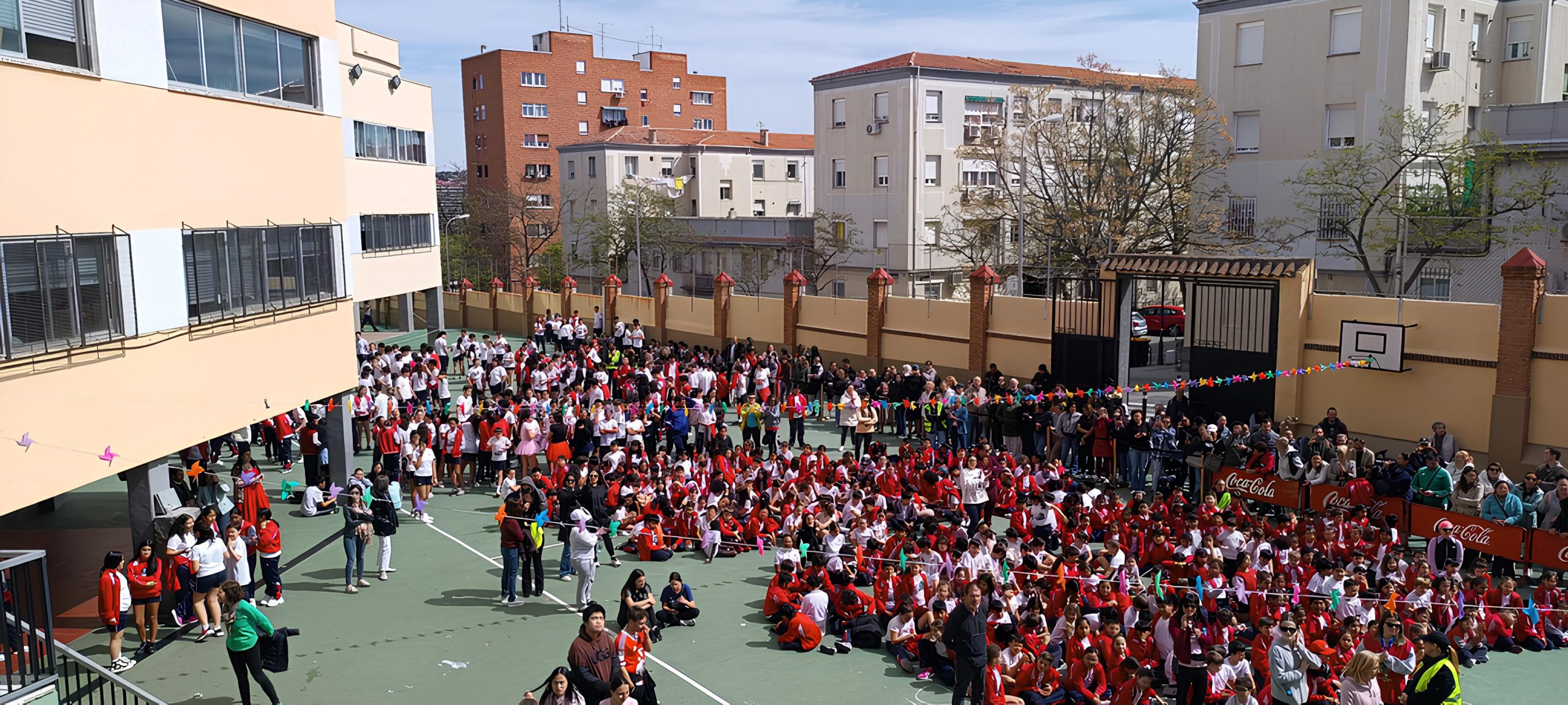 alumnos participando en carrera solidaria escolar colegio capuchinos usera madrid apoyo fundacion porqueviven