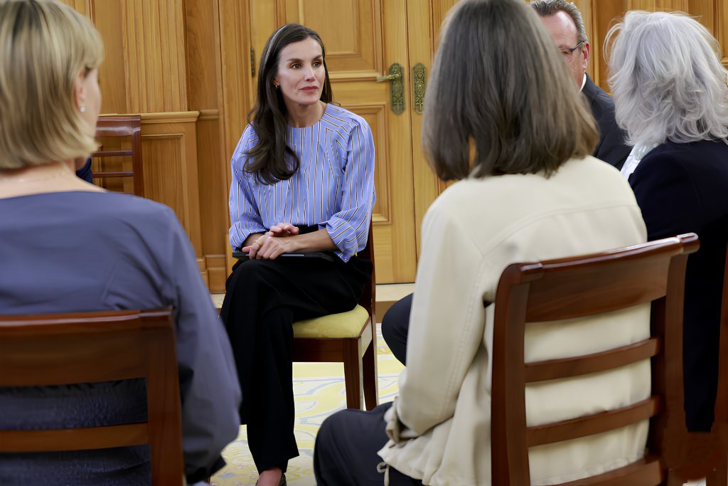 S.M. la Reina escucha con atención durante la audiencia con la representación de Fundación porqueViven