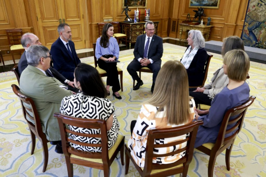 Vista general de la audiencia: la Reina conversa en círculo con el patronato de Fundación porqueViven