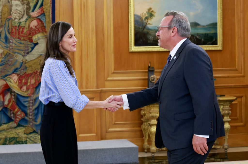 S.M. la Reina saluda al presidente de Fundación porqueViven al inicio de la audiencia en La Zarzuela