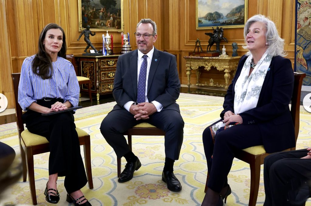 S.M. la Reina junto a la directora y el presidente de Fundación porqueViven durante la audiencia