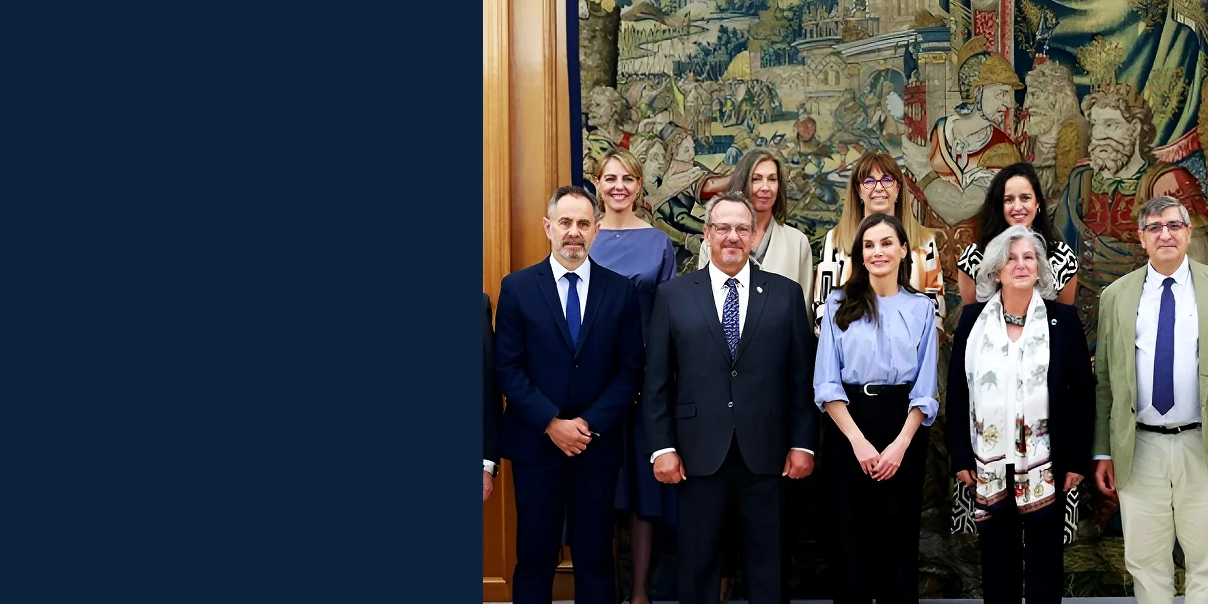 S.M. la Reina con la representación de Fundación porqueViven en el Palacio de la Zarzuela