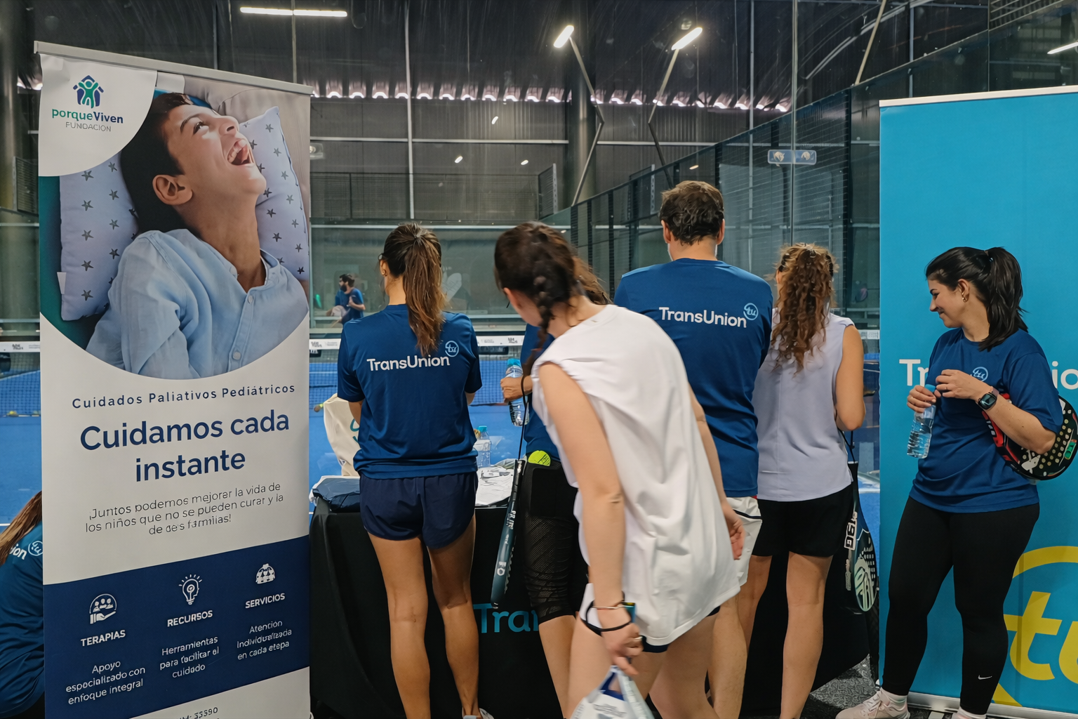 empleados de TransUnión en torneo de pádel solidario junto a Fundación porqueViven