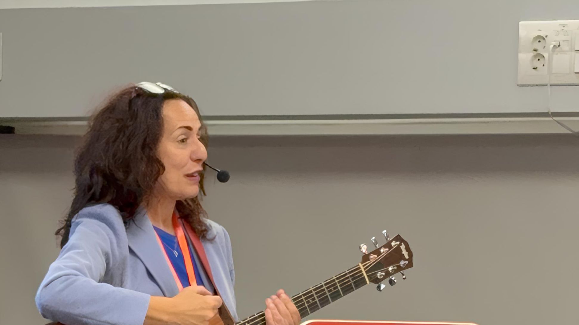 Nieves Frechilla durante una intervención sobre musicoterapia en cuidados paliativos pediátricos en el Congreso Internacional de Enfermería de Fuden