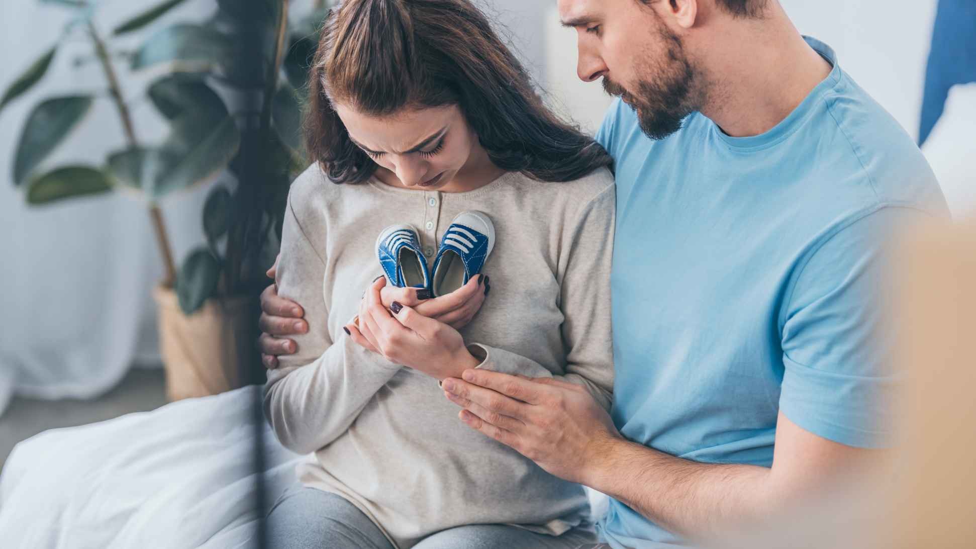Padres afrontando el diagnóstico de una enfermedad incurable infantil mientras se apoyan mutuamente.