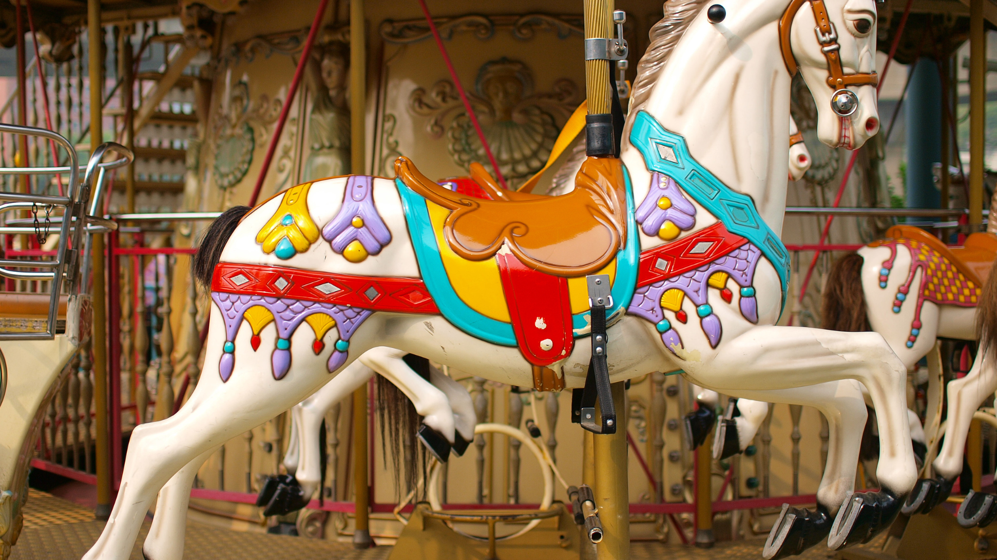 Caballito de un carrusel que simboliza la infancia y el impacto de una enfermedad incurable infantil en la vida de las familias